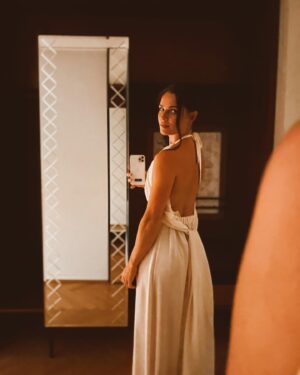 Anna Veith Instagram - How would you feel in this beautiful dress? 

#nightout #vienna #anna #lovethedress #👗