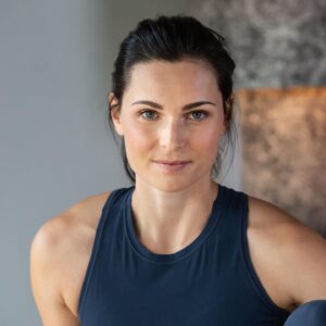 Anna Veith Instagram - warm up my day… 
… and see you later in Vienna 📍
#runonclouds