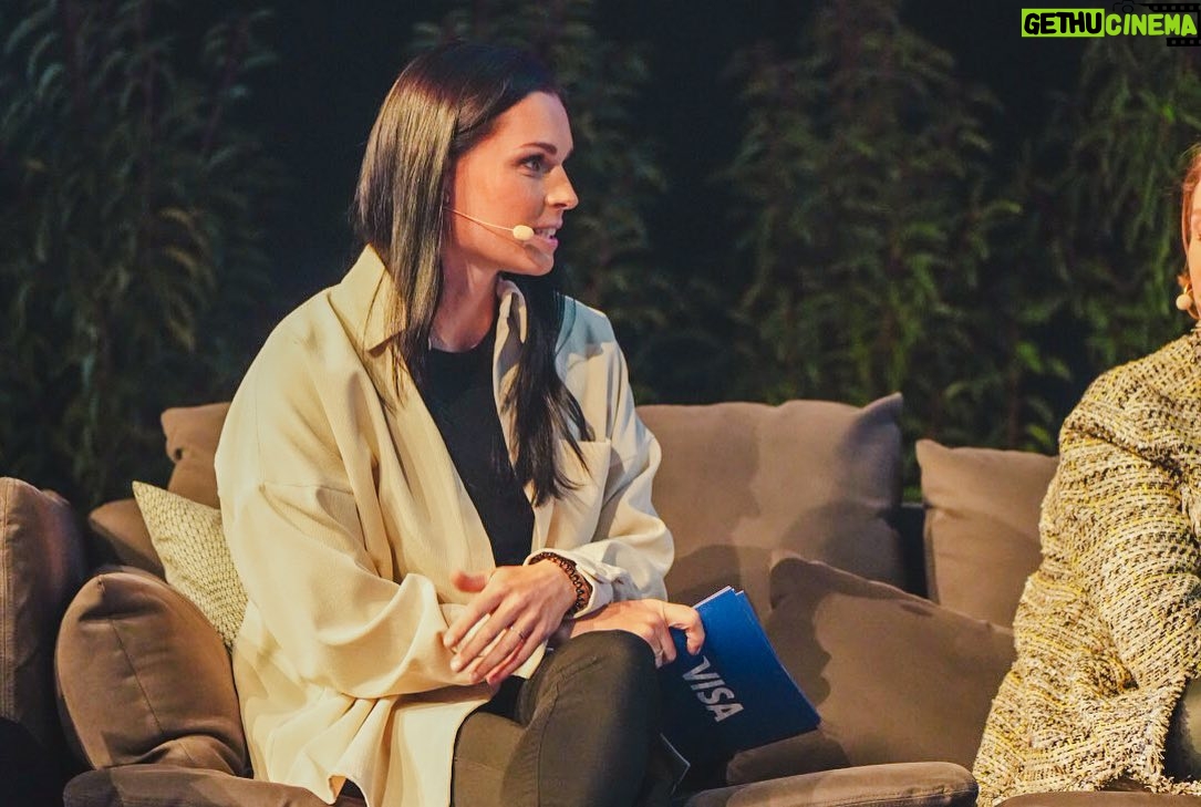 Anna Veith Instagram - about yesterday… Talking about women in business and sports was really cool. Thanks to @visa and @fifteenseconds.co for having me. And very welcome @laura_stigger to Team Visa 💙 #experience #roadtoparis #women #business #sport #visa