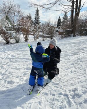 Anna Veith Instagram - good times in the garden 💚
#givemefive #outdooradventures #reuschgloves #skiingisfun #wearefamily #myboy 
🧤@reuschwinter