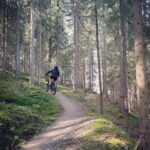 Anna Veith Instagram - easy trail fun at home 🤩 @rotwildbikes #mtbtrails #rotwildrider #activelifestyle #sowasvonfit #funday #fallseason #ad