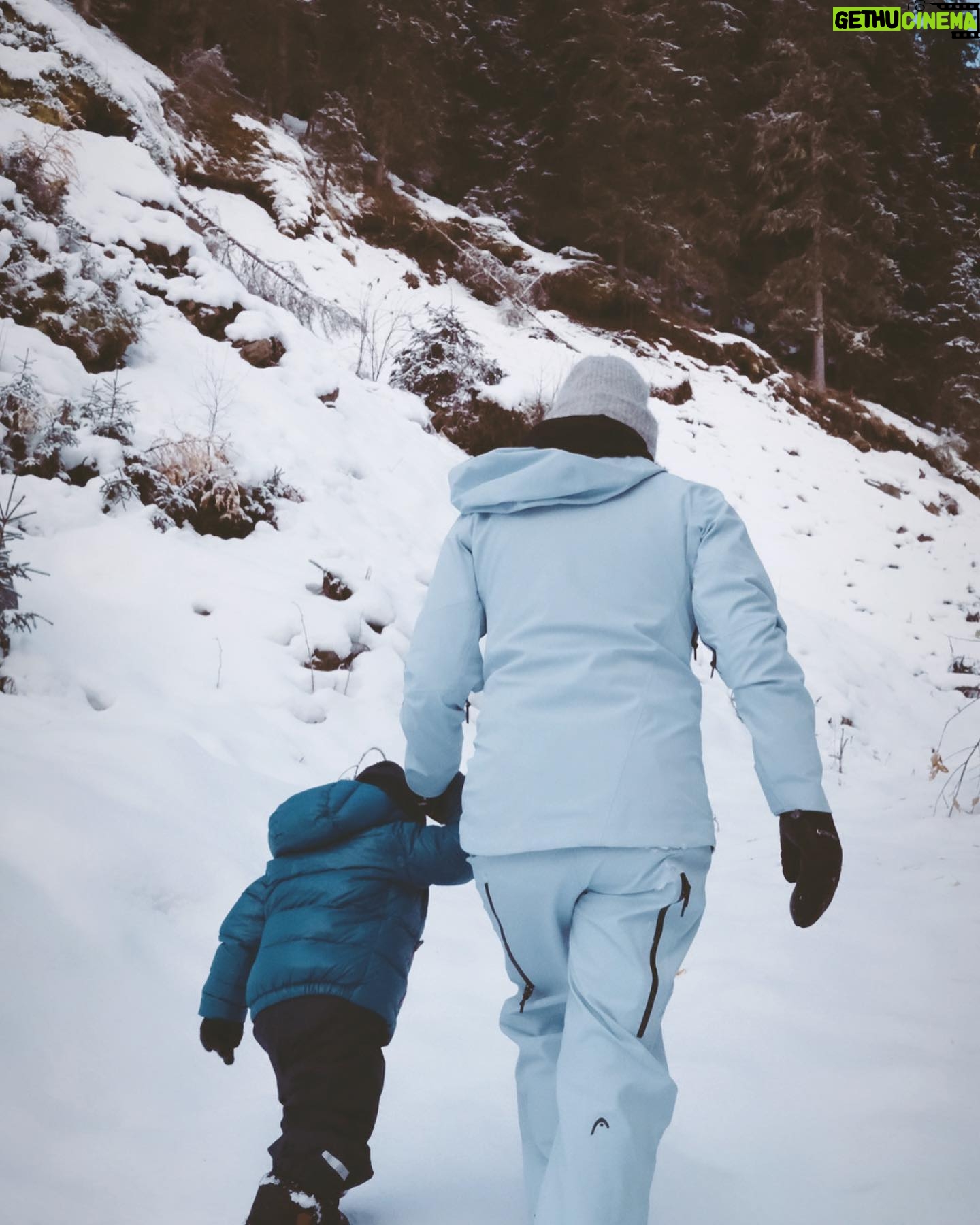 Anna Veith Instagram - I love the time in the snow with my little one 💙❄️ #wintertime #playinginthesnow #familytime #makeyourdayahappyday #headsportswear