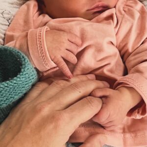 Anna Veith Instagram - Die größten Wunder sind ganz klein 🩷
Liebe Lotte, willkommen in unserer Familie. #happyfamily 

She’s finally here! Our sweet Lotte has made her step into our world, and we couldn’t be happier. ✨
#babygirl #girlmom #familylove #welcomehome