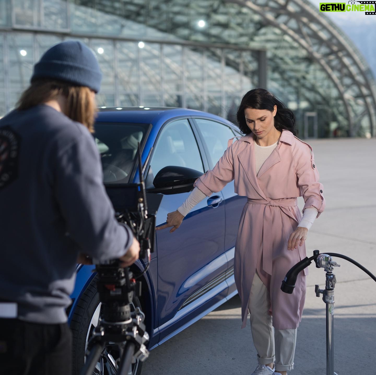 Anna Veith Instagram - 💙 love this cool new car @audi_aut #behindthescenes #etron #audi #coolcars