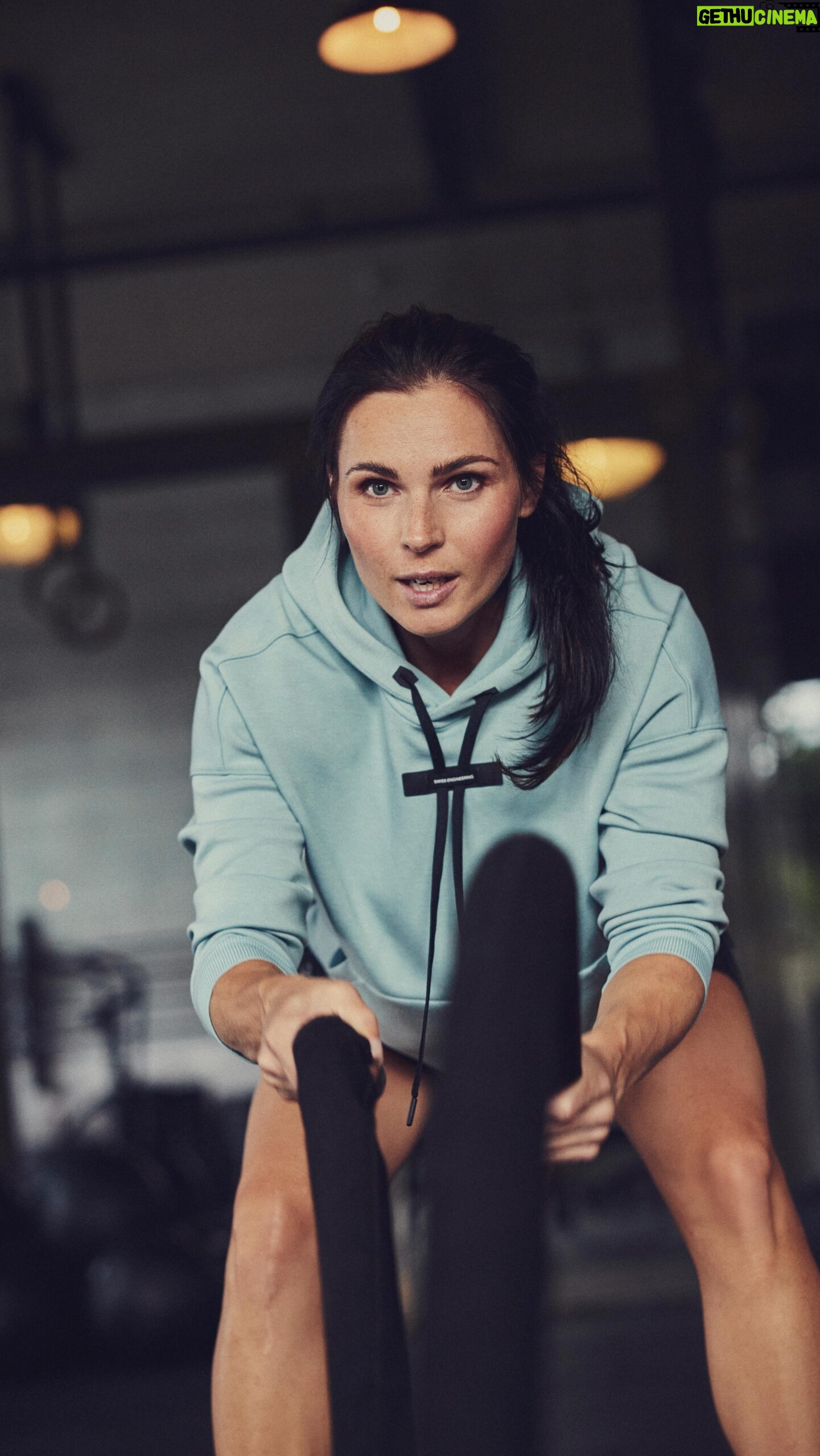 Anna Veith Instagram - Movement is key for my healthy lifestyle - @rauch_happyday Immun Power, the perfect sidekick for a powerful workout. 💖💪 #makeyourdayahappyday #makeyourbodysmile #healthylifestyle #recharge #magnesium #vitamind #vitality #ad