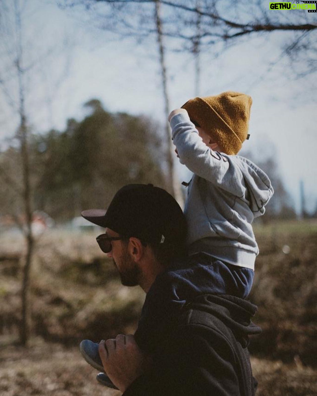 Anna Veith Instagram - we explore the world with you 💕 #littleexplorer #travelingtheworld
