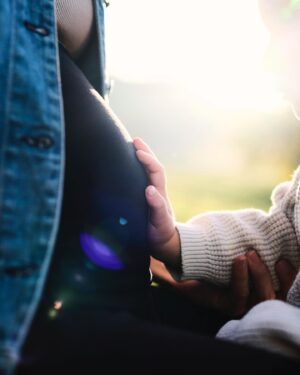 Anna Veith Instagram - Our hearts are full of love & joy as we´re expecting our second child. 💕👶 
Life just got a little more beautiful, can't wait for the adventures that lie ahead. ✨
#love #babynews #familyisgrowing #familylife #welove #havingthebesttime #welivinglife #❤️