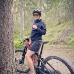 Anna Veith Instagram - easy trail fun at home 🤩 @rotwildbikes #mtbtrails #rotwildrider #activelifestyle #sowasvonfit #funday #fallseason #ad