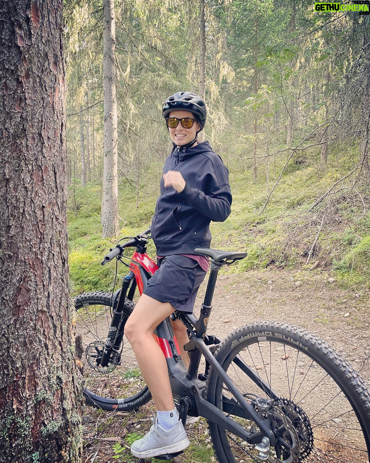 Anna Veith Instagram - easy trail fun at home 🤩 @rotwildbikes #mtbtrails #rotwildrider #activelifestyle #sowasvonfit #funday #fallseason #ad