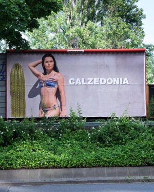 Anna Veith Instagram - He is wondering 😳 what is mom doing on the @calzedonia billboards out there? 😉
spent some nice time with my little sunshine in Salzburg City 📍
go to my story to see some impressions of the shooting at Tenerife 🌴

#bikinilife #summervibes #city #billboard #calzedonia #sunshine #mare