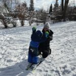 Anna Veith Instagram - good times in the garden 💚 #givemefive #outdooradventures #reuschgloves #skiingisfun #wearefamily #myboy 🧤@reuschwinter
