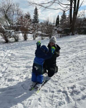 Anna Veith Instagram - good times in the garden 💚
#givemefive #outdooradventures #reuschgloves #skiingisfun #wearefamily #myboy 
🧤@reuschwinter