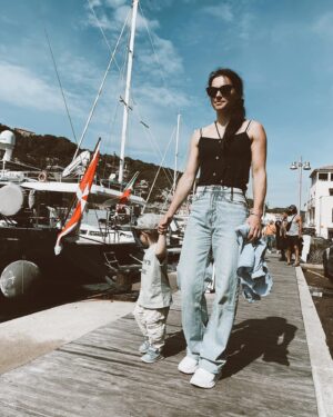 Anna Veith Instagram - little summer review… ☀️⛰️🌊
#exploretheworld #outdoors #onrunning #onapparel #makeyourdayahappyday #bringyourkids #rotwildbikes #momlife