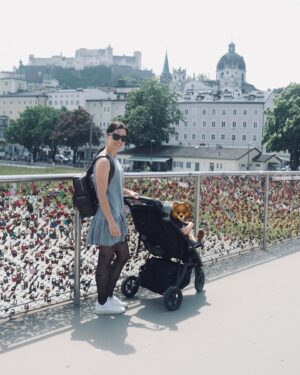 Anna Veith Instagram - He is wondering 😳 what is mom doing on the @calzedonia billboards out there? 😉
spent some nice time with my little sunshine in Salzburg City 📍
go to my story to see some impressions of the shooting at Tenerife 🌴

#bikinilife #summervibes #city #billboard #calzedonia #sunshine #mare