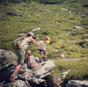Anna Veith Instagram - little summer review… ☀️⛰️🌊
#exploretheworld #outdoors #onrunning #onapparel #makeyourdayahappyday #bringyourkids #rotwildbikes #momlife