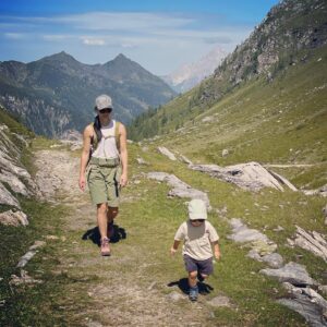 Anna Veith Instagram - little summer review… ☀️⛰️🌊
#exploretheworld #outdoors #onrunning #onapparel #makeyourdayahappyday #bringyourkids #rotwildbikes #momlife