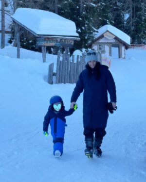 Anna Veith Instagram - My skiing days are a little different this winter 🩵
#loveit #momlife #coolkid #somuchfun #wintervibes