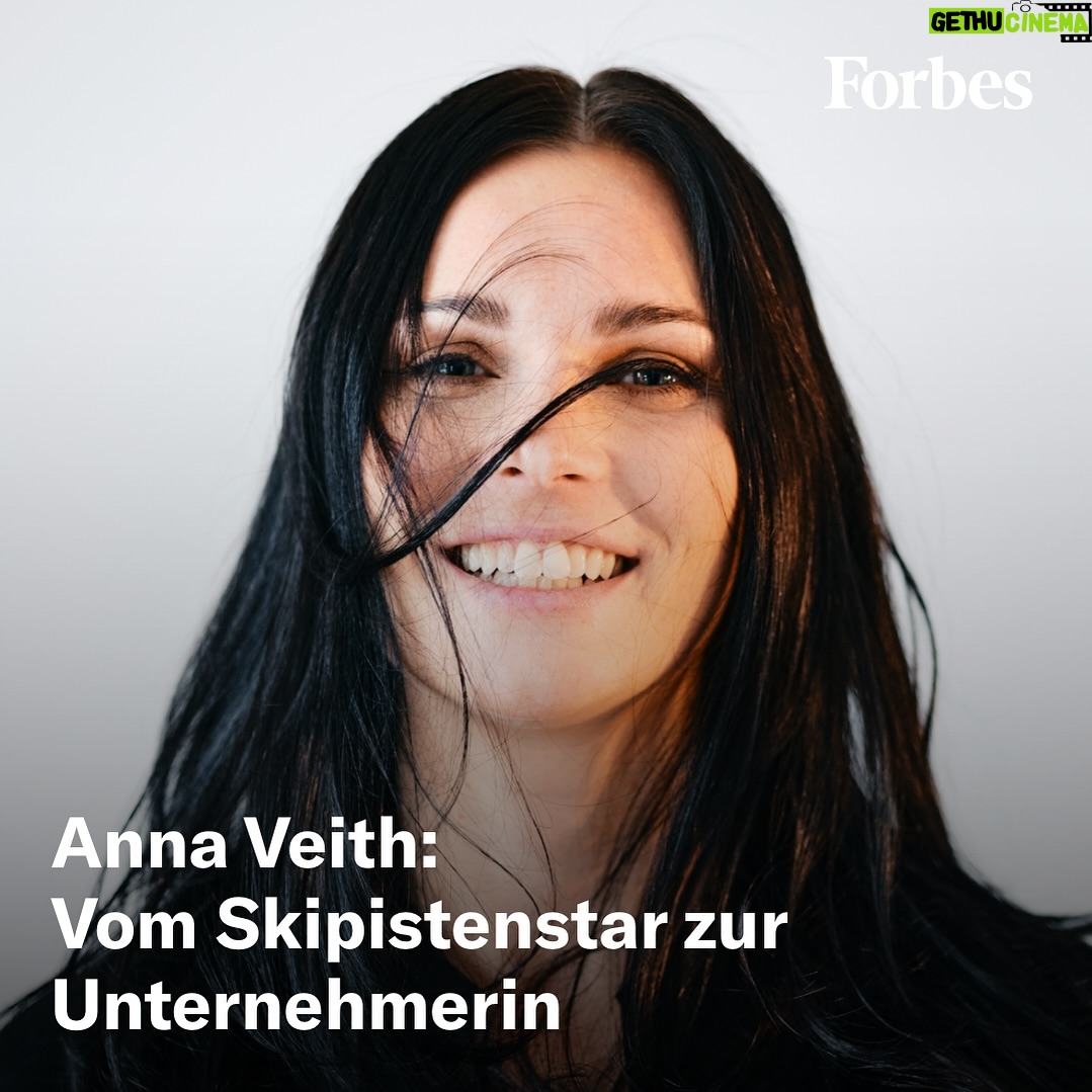 Anna Veith Instagram - Anna Veiths Karriere ist eine rot-weiß-rote Heldengeschichte: der steile Aufstieg eines Megatalents, triumphale Siege vor Tausenden Fans, eine niederschmetternde Verletzung und der Kampf zurück an die Weltspitze. Forbes hat mit der Ex-Skirennläuferin über Highlights und Tiefpunkte ihrer Laufbahn gesprochen – aber auch darüber, wofür sie jetzt brennt. Das komplette Interview gibt es auf www.forbes.at (Link in Bio.) #forbes #forbesda #annaveith #sport #unternehmertum