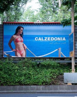 Anna Veith Instagram - He is wondering 😳 what is mom doing on the @calzedonia billboards out there? 😉
spent some nice time with my little sunshine in Salzburg City 📍
go to my story to see some impressions of the shooting at Tenerife 🌴

#bikinilife #summervibes #city #billboard #calzedonia #sunshine #mare