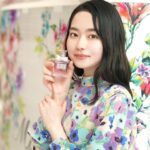 Anna Yamada Instagram - #ディオールブルーミングラブガーデン　に一足お先に行ってきました☺️ 会場に入った瞬間 #ミスディオールブルーミングブーケ　のうっとりするような香りに包まれてリニューアルしたリボンの繊細さに心奪われました。 いつも愛用しているリップマキシマイザーの新色も安定の素敵さでした💠 @diorbeauty #SUPPORTEDBYDIOR