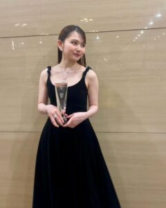 Anna Yamada Instagram - 先日のELLE CINEMA AWARDにてライジングスター賞をいただきました。 素敵な賞を受賞させていただき本当に光栄です☺️ 映画#山女　引き続きよろしくお願いします！