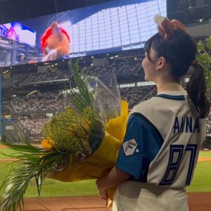 Anna Yamada Instagram - 本日、エスコンフィールドHOKKAIDOにて開催されたパナソニックエコナイターのファーストピッチセレモニーに登壇させていただきました⚾️

会場全体がパナソニックさんの照明で彩られていました。
背番号も87で☺️
本日より新CMも開始しています！ぜひご覧ください。