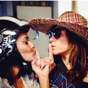 Anne Caillon Instagram - Miss my girl ce soir 👯‍♀️😌🎩
@samiralachhab 💛#colocdelamour #hatson #hush 🤫 #demainnousappartient 
@dna_tf1