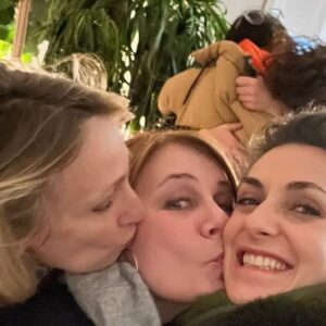 Anne Caillon Instagram - Se retrouver entre meufs, c’est parler de tout et de rien, mais surtout de tout, du monde qui dérape, des libertés perdues, des ex, des hommes aux plaquettes de chocolat ou aux ventres rebondis, de ceux aux cheveux grisonnants ou de ceux qui aiment les MILF, causer Instagram et ses algorithmes fous, mais aussi débattre sur le principe de savoir dire non, et de poser des limites, la ménopause, la sexualité, après 50 ans ou le Womanizer 🥰 …. 
Ce sont des échanges, des partages, des sourires, des rires, des questionnements et ce plaisir absolu de se retrouver entre femmes, entre sœurs de cœur et de réaliser la chance que nous avons de pouvoir profiter de ces moments .
Petit bonus avec cette photo magique de ma @clemencethioly avec mes jambes de Passepartout 😅, des ailes de poulet, comme dirait notre Arianne d’amour @ariane_seguillon et cette photo avec notre Anouche chérie merveilleuse hôte, avec un gros câlin au moment de se dire au revoir 💞 

#bbf #sororité #dna @clemencethioly @ariane_seguillon @juliettetresanini @nadiafossier_officiel @annecailloninsta @chamissk