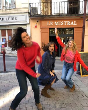 Anne Décis Instagram - Ah on en a fait des sauts 🤣🤣

Photos floues, ratées, réussies, on s’en fout, elles sont démentes car elles sont pleines de Joie et de Vie🌟

@leafrancoisoff @ceciliahornusoff 

#expressyourself #AvoirLaConnerie #BonneSemaineÀTous❤️