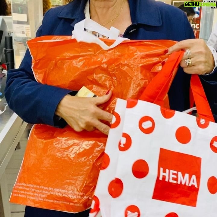 Anne Décis - 5.8K Likes - Aujourd’hui il pleuvait. Donc on a fait du shopping avec Cécilia.
#Quimper #ViePassionnante #CoeurAvecLesDoigts #2pourLePrixD’Une #Kénavo #VivementL’Apéro #BientôtLaSuite!
Réalisé sans trucage.
@ceciliahornusoff