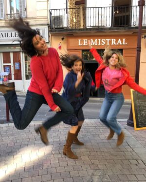 Anne Décis Instagram - Ah on en a fait des sauts 🤣🤣

Photos floues, ratées, réussies, on s’en fout, elles sont démentes car elles sont pleines de Joie et de Vie🌟

@leafrancoisoff @ceciliahornusoff 

#expressyourself #AvoirLaConnerie #BonneSemaineÀTous❤️