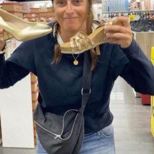 Anne Décis Instagram - Aujourd’hui il pleuvait. Donc on a fait du shopping avec Cécilia.

#Quimper #ViePassionnante #CoeurAvecLesDoigts #2pourLePrixD’Une #Kénavo #VivementL’Apéro #BientôtLaSuite!

Réalisé sans trucage. 

@ceciliahornusoff