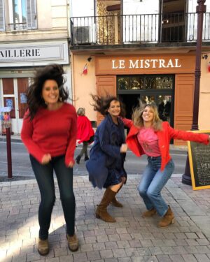 Anne Décis Instagram - Ah on en a fait des sauts 🤣🤣

Photos floues, ratées, réussies, on s’en fout, elles sont démentes car elles sont pleines de Joie et de Vie🌟

@leafrancoisoff @ceciliahornusoff 

#expressyourself #AvoirLaConnerie #BonneSemaineÀTous❤️