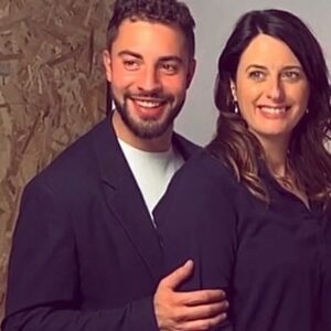Anne Décis Instagram - Je ne pouvais pas écrire. 

La semaine et son lot d’atrocités, a été si rude, et cette nouvelle si violente, que toute velléité de dire parut soudain absurde.

Cette petite pastille bleue nous expose follement, et les messages haineux en tout genre, remplis d’injonctions à prendre parti, à s’exprimer clairement, à juger, sont autant d’invitations à me taire.

Et puis parler pour quoi? Pour dire que je suis triste? Pour aider les médias tapis dans l’ombre des RS à noircir leurs feuilles? 

Et puis finalement, lire ce que les camarades ont pu écrire sur toi m’a fait du bien. Je t’ai reconnu et j’étais heureuse de sourire en pleurant. « C’est tellement lui! »

Tout a presque été dit sur toi.
Je n’oublie rien de ce que j’ai connu; ton talent fou, ta beauté insolente, ta sensibilité hors norme, ton sourire dingue, ton élégance, ton « Anne Décisme », les fous rires partagés, tes coups de sang, ta façon drôlissime de m’imiter marchant avec les béquilles. Et puis tes parts d’ombre.
Quelle Joie de t’avoir connu. Merci Marwan🌟

Je n’oublierai pas la journée de vendredi dernier avec elo, dans notre si chère Bonne Mère, à vider notre chagrin immense devant l’Ave Maria surprise chantée par Agate. 😉

A l’heure de la reprise, nous avançons, le pas lourd. 
Mais encore une fois, l’Union nous sauvera. Et nos cœurs endoloris vibreront la même note; celle de la fraternité.

Je t’espère avec Bilal, à pouvoir veiller sur vos parents meurtris.

J’adresse tout mon soutien aux proches et à la famille de Marwan.

1- Photo @olivier_martino 
2- capture d’un shooting @joelsaget (Merci Léa🙏🏼)
3- souvenir @canneseries avec @leafrancoisoff et @nicolasbv.off 
4- un grand moment de joie et de fou-rire sur le tournage. Avec mon @avymarciano