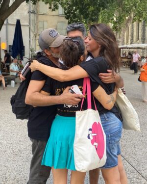 Anne Décis Instagram - Notre rituel à nous avant chaque entrée sur scène. 

Pour se donner du courage, de l’Amour, se souhaiter le meilleur, se dire des conneries, et se remémorer nos fondamentaux.

« Sobriété, rythme, amuse-toi, allez MERDE… “ et plein d’autres choses qui n’appartiennent qu’à nous et qui sont un peu inavouables..🤭🔞

Ceux qui nous ont vu sur scène savent ce qui nous lie. 
Et dire que j’aime jouer avec eux est trop faible pour exprimer ma joie de les retrouver. 

On a un spectacle qui cartonne, abouti cette année, et c’est trop bon en fait❤️

Plus que 4 dates!

AMOR À MORT. 14h15. Théâtre de l’arrache-cœur.

@nelly_b_comedienne @avymarciano @didierlanducci @thomaselric @jm_michelangeli 

@boulegue_production 
@arrachecoeuroff 

#avignon @festivaloffavignon