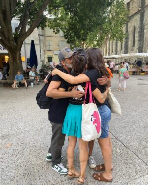 Anne Décis Instagram - Notre rituel à nous avant chaque entrée sur scène. 

Pour se donner du courage, de l’Amour, se souhaiter le meilleur, se dire des conneries, et se remémorer nos fondamentaux.

« Sobriété, rythme, amuse-toi, allez MERDE… “ et plein d’autres choses qui n’appartiennent qu’à nous et qui sont un peu inavouables..🤭🔞

Ceux qui nous ont vu sur scène savent ce qui nous lie. 
Et dire que j’aime jouer avec eux est trop faible pour exprimer ma joie de les retrouver. 

On a un spectacle qui cartonne, abouti cette année, et c’est trop bon en fait❤️

Plus que 4 dates!

AMOR À MORT. 14h15. Théâtre de l’arrache-cœur.

@nelly_b_comedienne @avymarciano @didierlanducci @thomaselric @jm_michelangeli 

@boulegue_production 
@arrachecoeuroff 

#avignon @festivaloffavignon
