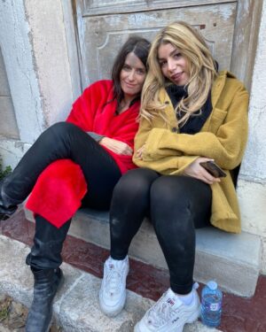 Anne Décis Instagram - C’est parti🥳

Jour de l’effondrement… avec une surprise à la fin😂

#pblv

@lolamarois @ceciliahornusoff @marie_hennerez @laurentkerusore @jolatzko @sylvieflepp