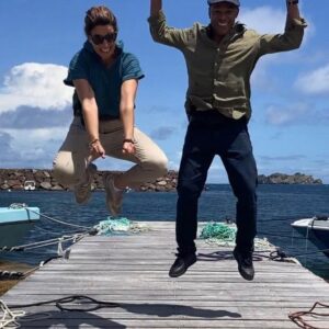 Anne Décis Instagram - Merci les Saintes💙

15 premiers jours sous le feu et dans l’eau, à découvrir, douter, courir, partager, travailler et beaucoup rire. 

Lundi…3ème semaine⭐️

@eloaprod #LFDS