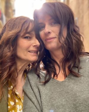 Anne Décis Instagram - C’est parti🥳

Jour de l’effondrement… avec une surprise à la fin😂

#pblv

@lolamarois @ceciliahornusoff @marie_hennerez @laurentkerusore @jolatzko @sylvieflepp