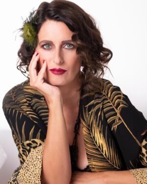 Anne Décis Instagram - Photos📷 @michela_moutardier_photography 

DA et make up 💄@nadia.bouhou 

Coiffure 🪮 @cryboyr 

Haircolor 💇🏻‍♀️ @le_studio_coloriste 

#shooting #MesAmisOntDuTalent