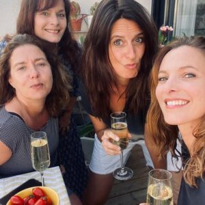 Anne Décis Instagram - Réunion au sommet🍹💗

 #MesAmiesMesSoeurs 

@elodievarletofficiel @ceciliahornusoff @clairedlr72