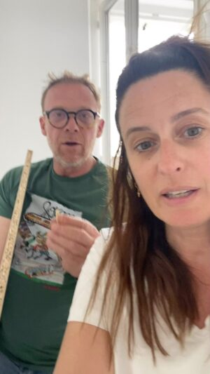 Anne Décis Instagram - Avec mon copain Régis, on vous propose nos services « montage express en moins de 18h! » 
avec reçu fiscal bien entendu👍🏼🥳

On n’est pas les plus malins mais ambiance détente assurée😎 

(Alors oui, j’ai des cernes énormes et une sale tête mais c’est pour montrer la vraie vie, comparé à mon dernier post)

#VisMaVieDeBricoleuse #PlanEnBoisDeCagette #AL’AplombRégis! #PassionBricolage #AdieuMonDos #TutoMonAmour

@regis_maynard 🕺🏻☀️