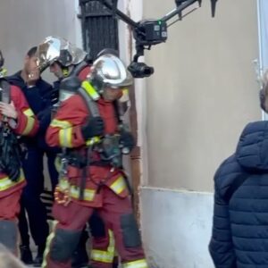Anne Décis Instagram - C’est parti🥳

Jour de l’effondrement… avec une surprise à la fin😂

#pblv

@lolamarois @ceciliahornusoff @marie_hennerez @laurentkerusore @jolatzko @sylvieflepp