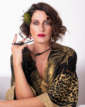 Anne Décis Instagram - Photos📷 @michela_moutardier_photography 

DA et make up 💄@nadia.bouhou 

Coiffure 🪮 @cryboyr 

Haircolor 💇🏻‍♀️ @le_studio_coloriste 

#shooting #MesAmisOntDuTalent
