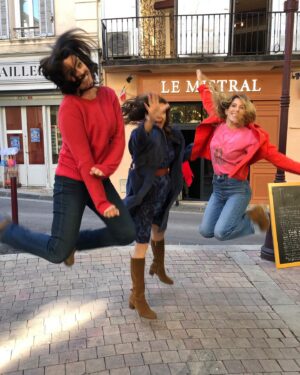 Anne Décis Instagram - Ah on en a fait des sauts 🤣🤣

Photos floues, ratées, réussies, on s’en fout, elles sont démentes car elles sont pleines de Joie et de Vie🌟

@leafrancoisoff @ceciliahornusoff 

#expressyourself #AvoirLaConnerie #BonneSemaineÀTous❤️