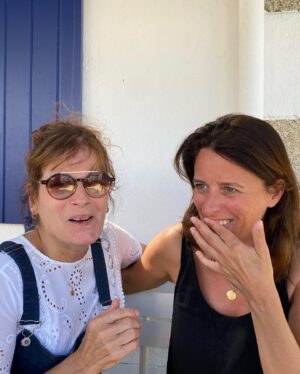 Anne Décis Instagram - Suite au franc succès qu’a remporté la publi de notre reportage au sein de la zone industrielle de Quimper, nous voulions vous partager la suite de nos aventures bigoudènes🥳

1 - de l’inconvénient d’ouvrir ses fenêtres quand la lumière est restée allumée.

2 - Après avoir raconté une histoire passionnante et formidablement drôle à Cécilia, qui ne peut réprimer un rire tonitruant, teinté d’admiration sans borne pour ce talent de narratrice dans lequel j’excelle régulièrement. Sans fausse modestie. Bien sûr.

3 - Non je ne suis pas en train de vérifier si un problème d’incontinence soudain apparaît. Je baisse simplement la tête.

4 - Aucune trace de salade entre nos dents. Ouf.

5 - Les meilleures imitations au monde du sourire de Lady di le jour de son mariage. 
Faut avoir la Ref, déso.

C’est cadeau.

@ceciliahornusoff 💙
📷 @emmakabouche 🌟