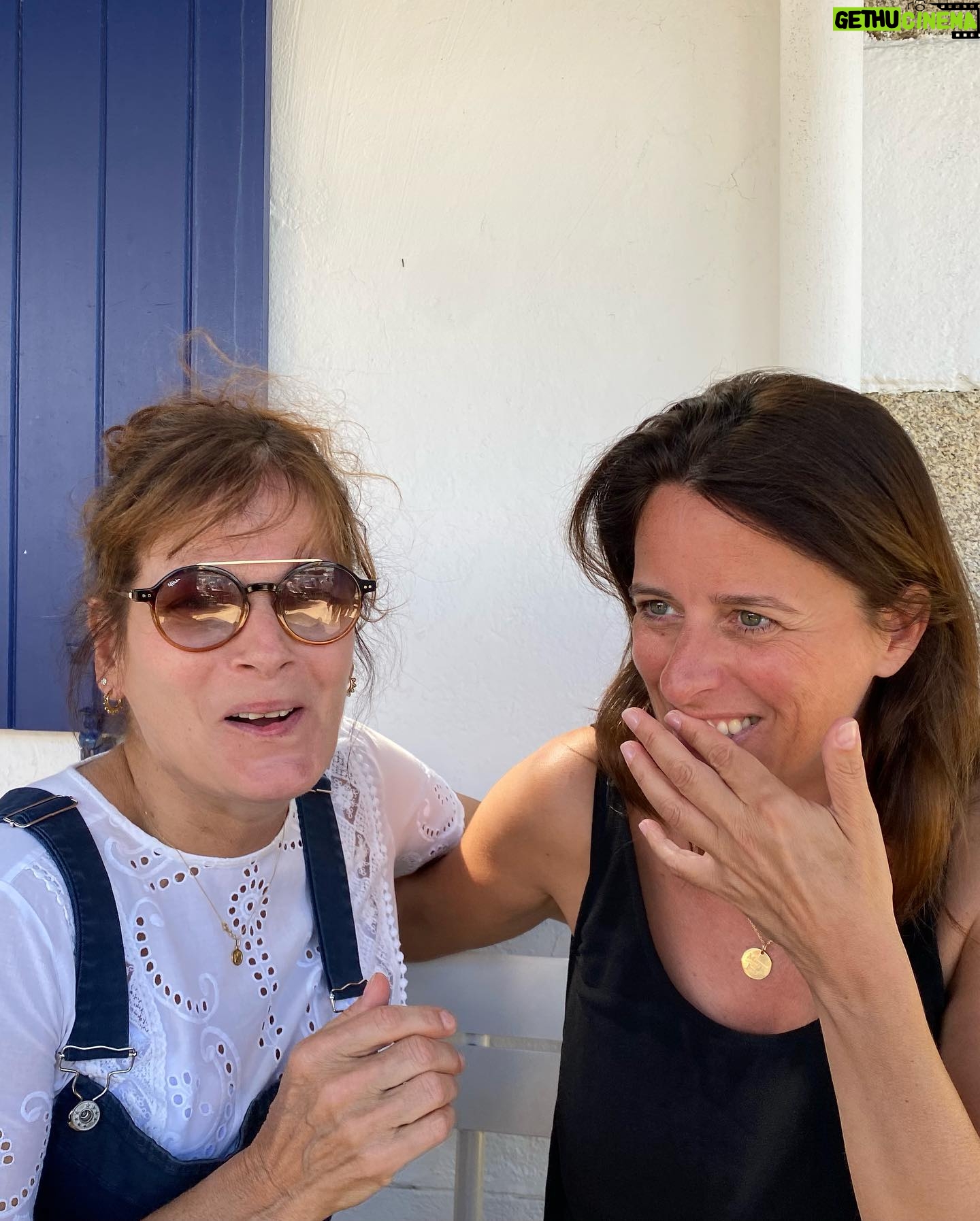 Anne Décis - 6.3K Likes - Suite au franc succès qu’a remporté la publi de notre reportage au sein de la zone industrielle de Quimper, nous voulions vous partager la suite de nos aventures bigoudènes🥳
1 - de l’inconvénient d’ouvrir ses fenêtres quand la lumière est restée allumée.
2 - Après avoir raconté une histoire passionnante et formidablement drôle à Cécilia, qui ne peut réprimer un rire tonitruant, teinté d’admiration sans borne pour ce talent de narratrice dans lequel j’excelle régulièrement. Sans fausse modestie. Bien sûr.
3 - Non je ne suis pas en train de vérifier si un problème d’incontinence soudain apparaît. Je baisse simplement la tête.
4 - Aucune trace de salade entre nos dents. Ouf.
5 - Les meilleures imitations au monde du sourire de Lady di le jour de son mariage.
Faut avoir la Ref, déso.
C’est cadeau.
@ceciliahornusoff 💙
📷 @emmakabouche 🌟