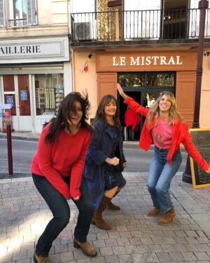 Anne Décis Instagram - Ah on en a fait des sauts 🤣🤣

Photos floues, ratées, réussies, on s’en fout, elles sont démentes car elles sont pleines de Joie et de Vie🌟

@leafrancoisoff @ceciliahornusoff 

#expressyourself #AvoirLaConnerie #BonneSemaineÀTous❤️