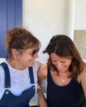 Anne Décis Instagram - Suite au franc succès qu’a remporté la publi de notre reportage au sein de la zone industrielle de Quimper, nous voulions vous partager la suite de nos aventures bigoudènes🥳

1 - de l’inconvénient d’ouvrir ses fenêtres quand la lumière est restée allumée.

2 - Après avoir raconté une histoire passionnante et formidablement drôle à Cécilia, qui ne peut réprimer un rire tonitruant, teinté d’admiration sans borne pour ce talent de narratrice dans lequel j’excelle régulièrement. Sans fausse modestie. Bien sûr.

3 - Non je ne suis pas en train de vérifier si un problème d’incontinence soudain apparaît. Je baisse simplement la tête.

4 - Aucune trace de salade entre nos dents. Ouf.

5 - Les meilleures imitations au monde du sourire de Lady di le jour de son mariage. 
Faut avoir la Ref, déso.

C’est cadeau.

@ceciliahornusoff 💙
📷 @emmakabouche 🌟