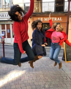 Anne Décis Instagram - Ah on en a fait des sauts 🤣🤣

Photos floues, ratées, réussies, on s’en fout, elles sont démentes car elles sont pleines de Joie et de Vie🌟

@leafrancoisoff @ceciliahornusoff 

#expressyourself #AvoirLaConnerie #BonneSemaineÀTous❤️